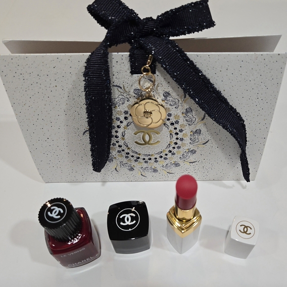 CHANEL MAKEUP BUNDLE:922 PASSION PINK Lip Balm+153 POMPIER  Nail Polish New - Picture 5 of 12